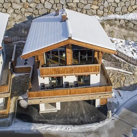 Stylish Alpine With Carport Horská chata Neukirchen am Großvenediger
